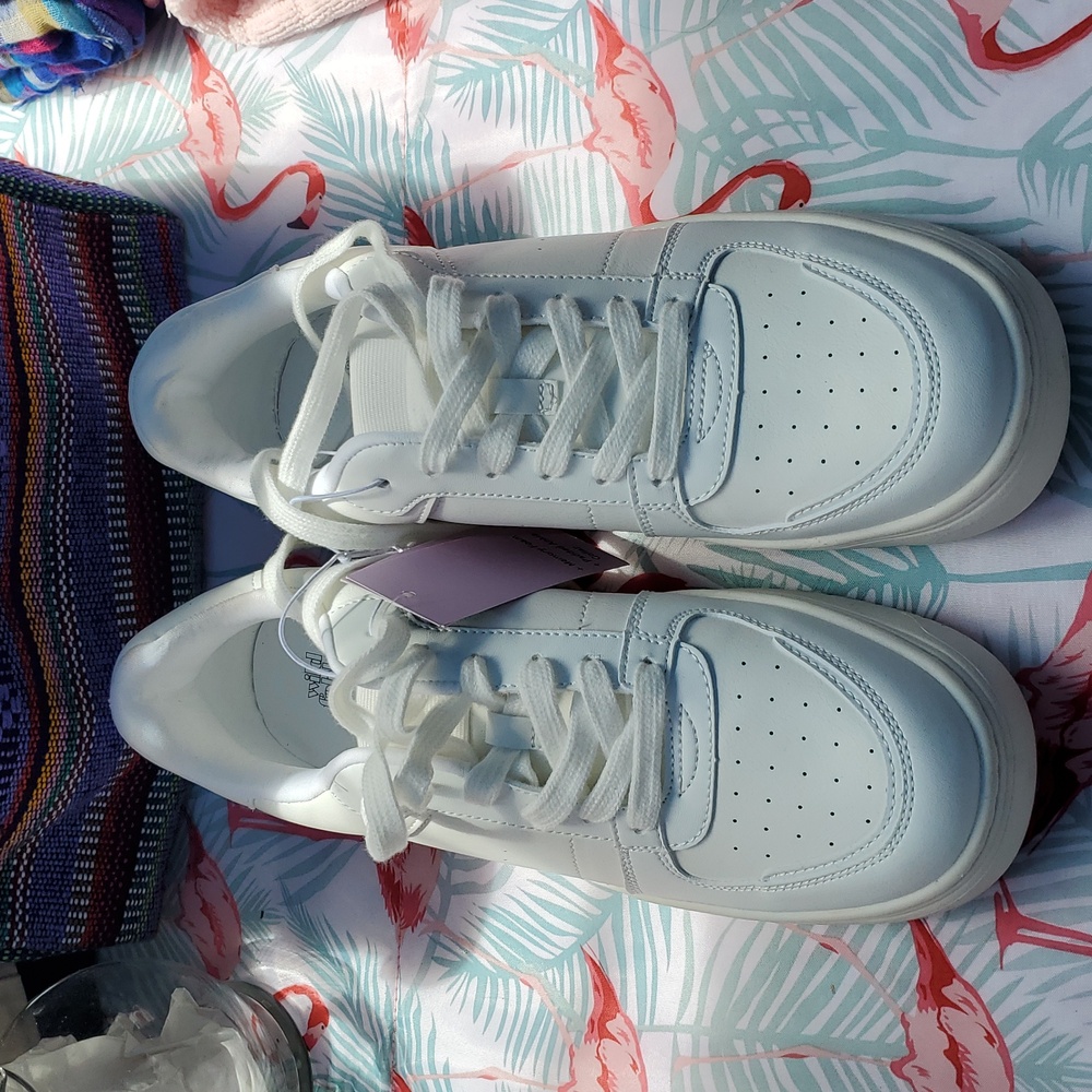 Wild Fable Women's Low-Top Casual Lace-Up Faux Leather Sneakers